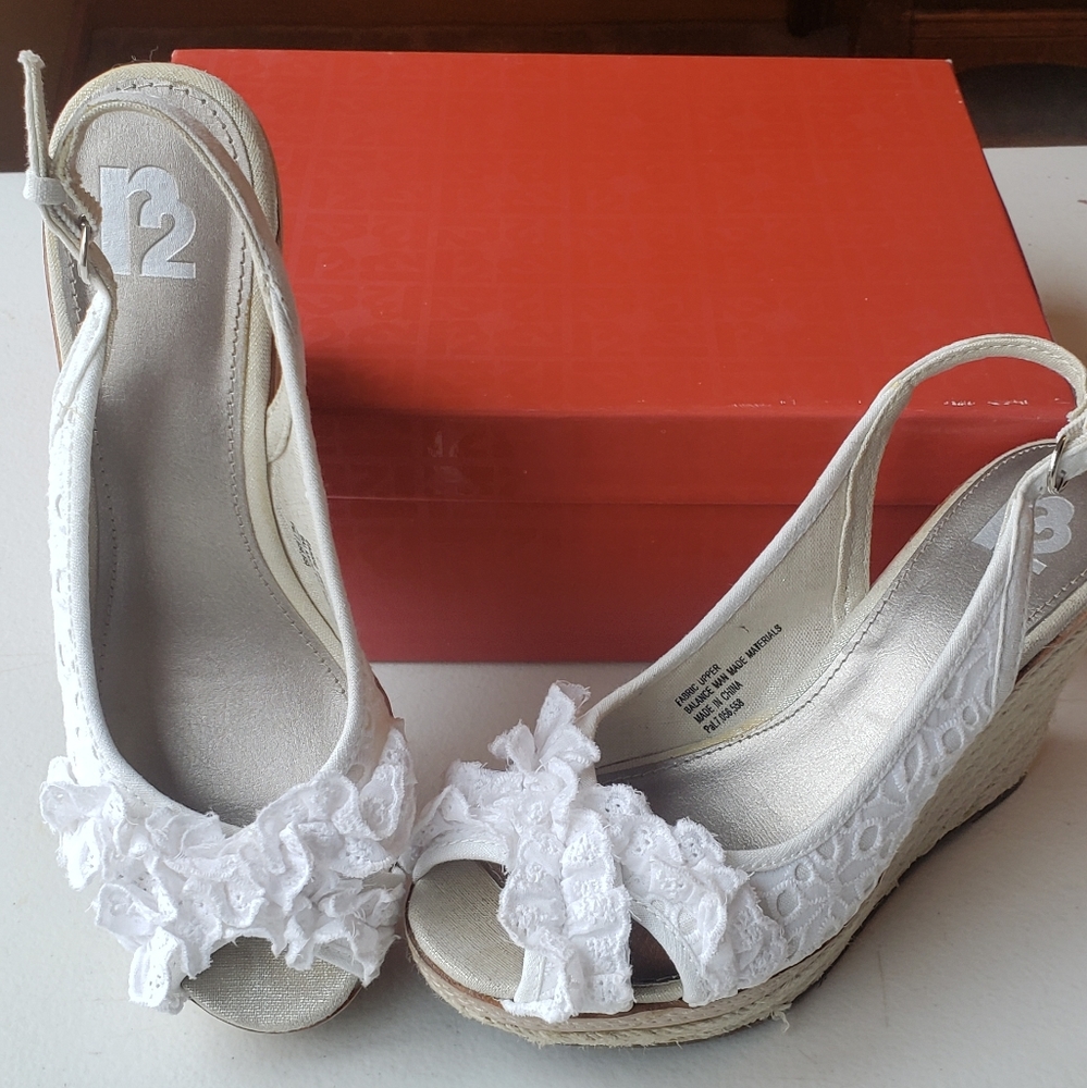 R2 Kelley white wedges